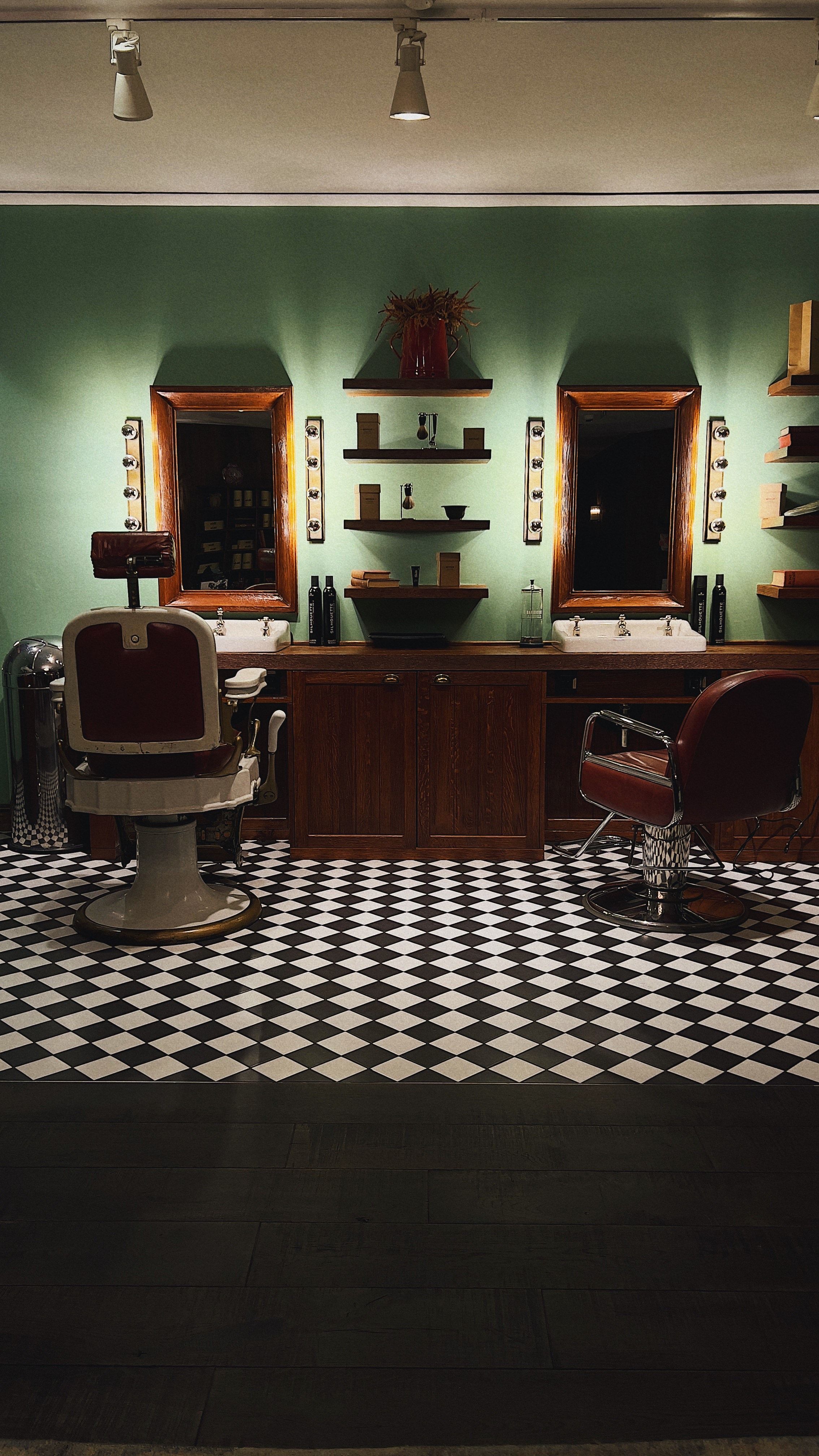 Interior de Peluquería Simón con sillones clásicos y espejos