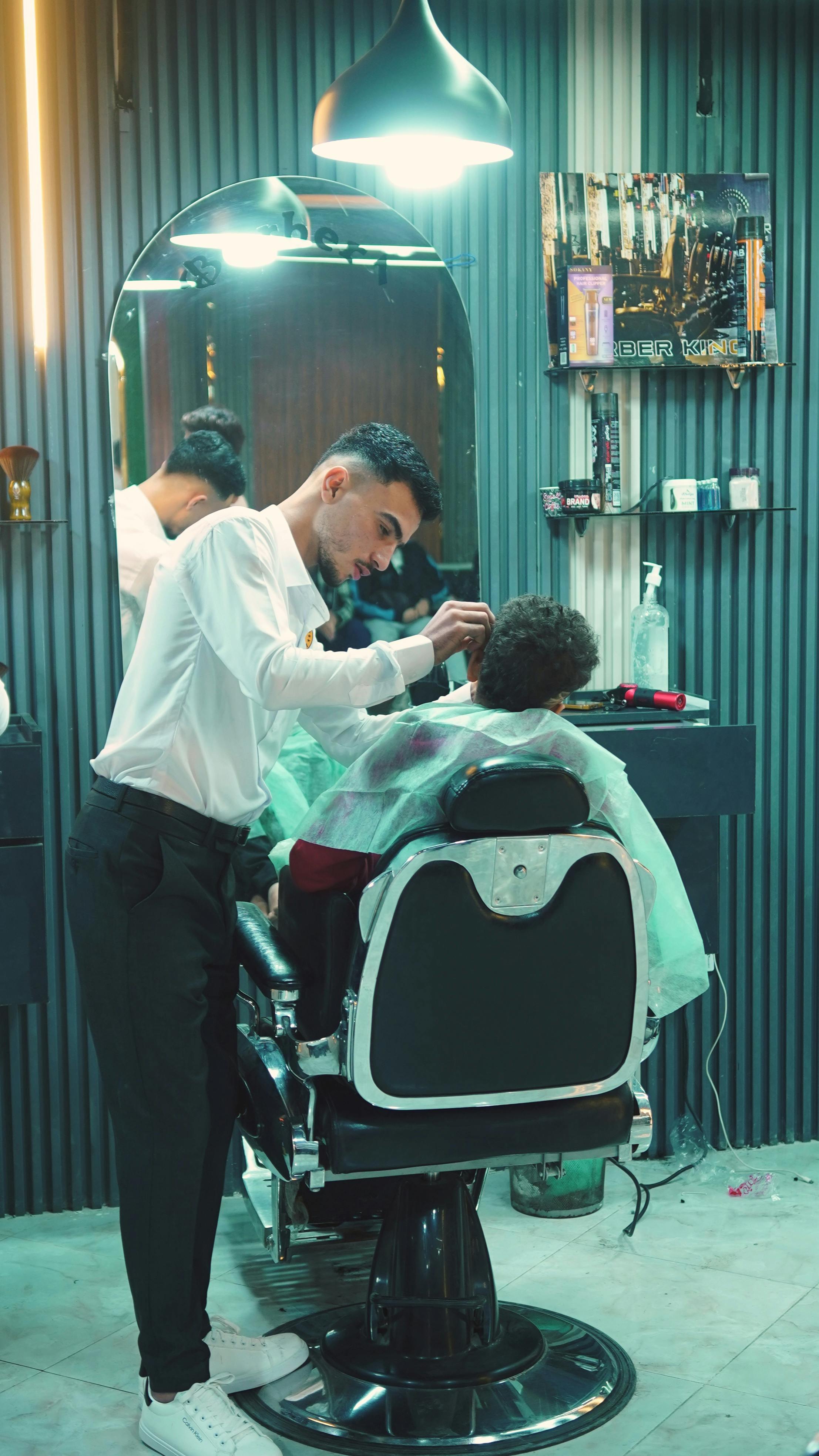 Barbero realizando un corte profesional